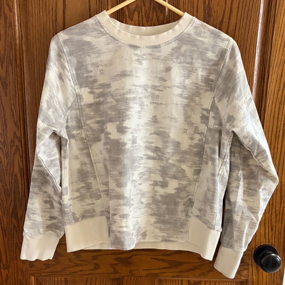 Athleta Farallon Printed Sweatshirt in Inversion Light Gray Womens Size Medium